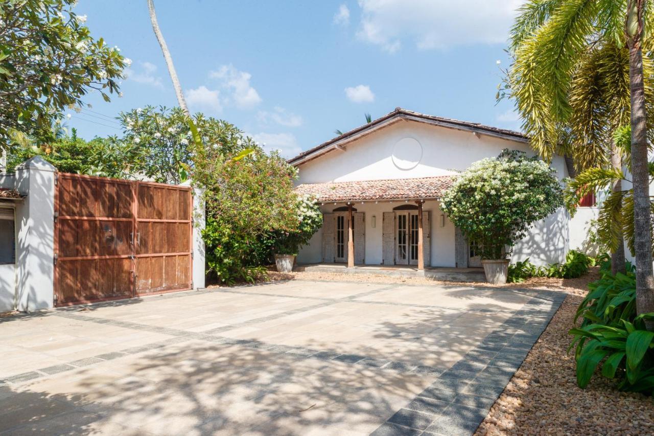 (2500 m²), 4 Schlafzimmer und 4 eigene Badezimmer in Thalpe Habaraduwa Central Exterior foto